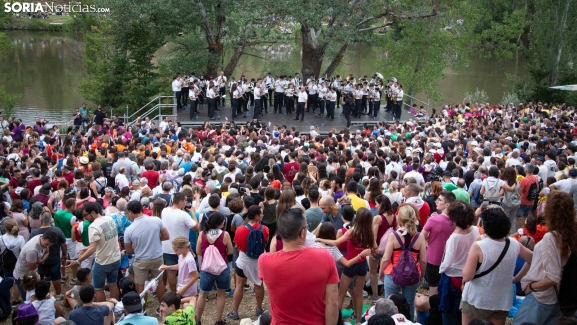 GALERÍA | Los sorianos y sorianas a Las Bailas van, algo pasados por agua