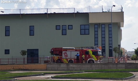 El servicio de Bomberos acude al pabellón de Los Pajaritos para asegurar la cubierta