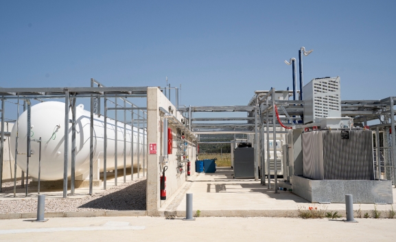 La planta de hidrógeno del PEMA avanza: culmina la instalación de sus equipos clave