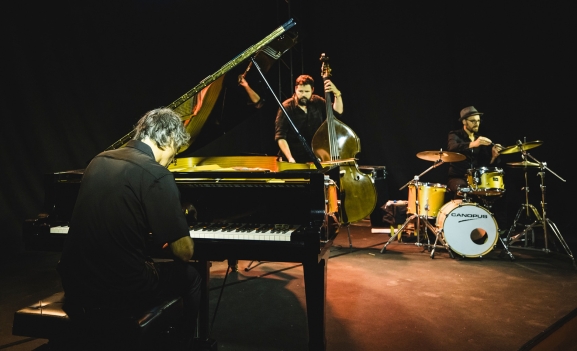 Viernes de jazz vibrante con Mikel Azpiroz Trio en el Casino