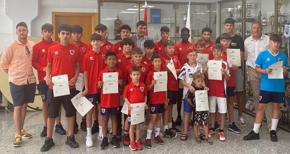 25 jugadores de la cantera rojilla recogen las becas anuales