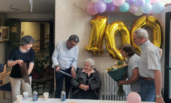 El cariño y los recuerdos arropan a los cien años de Saturnina Ballano