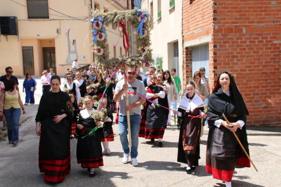 Las mozas y niñas llenan de tradición y color la misa con la Ofrenda del Ramo en Espejón