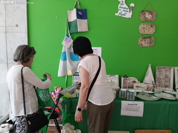 La AECC abre su mercadillo solidario: creaciones que son terapia
