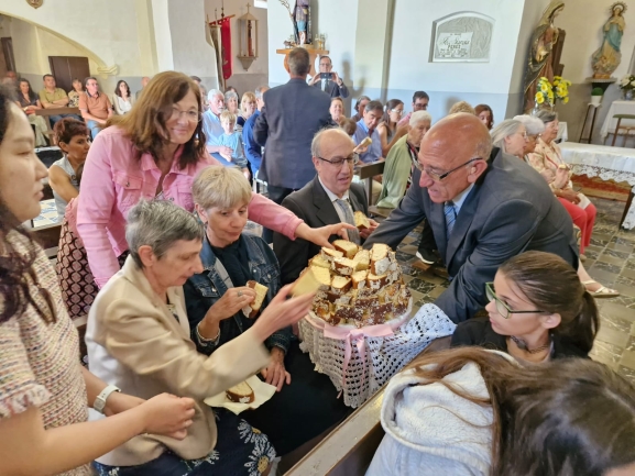 Fuentestrún celebra la fiesta de la Trinidad con la bendición y el reparto del pan bendito