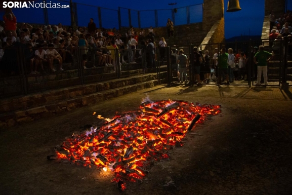 Fuego, tradición y devoción en la noche más mágica de San Pedro Manrique