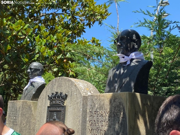 FOTOS | Como manda la tradición, Soria homenajea a los autores de las sanjuaneras: Don Paco y Don Jesús