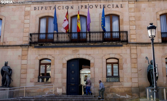 La Diputación podrá disolver las agrupaciones de municipios constituidas para la prestación de los servicios de los secretarios-interventores