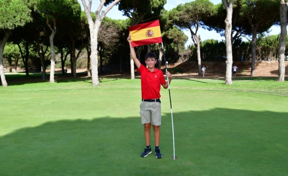 Enzo Jiménez remata la faena para alzar el título con brillantez en el Campeonato de España Alevín de golf