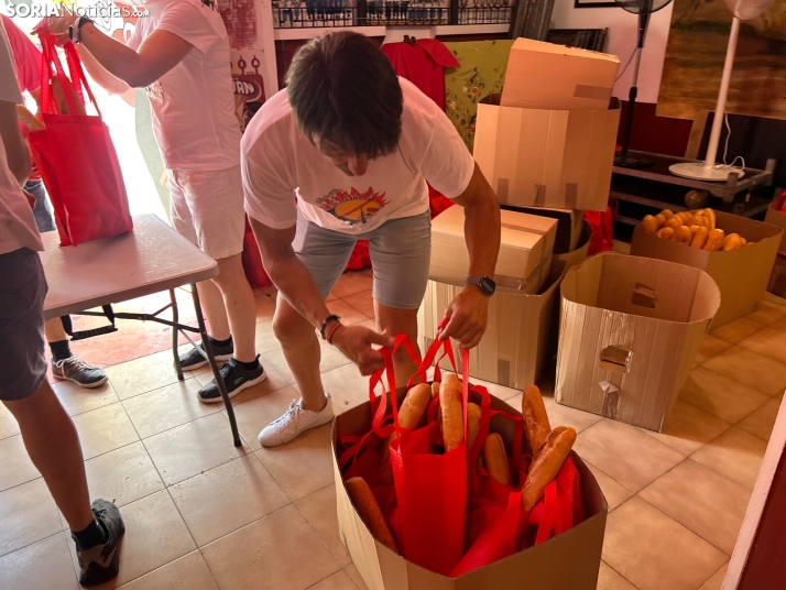 Fotos: Los sorianos acuden en masa a las cuadrillas para recoger sus tajadas del Domingo de Calderas