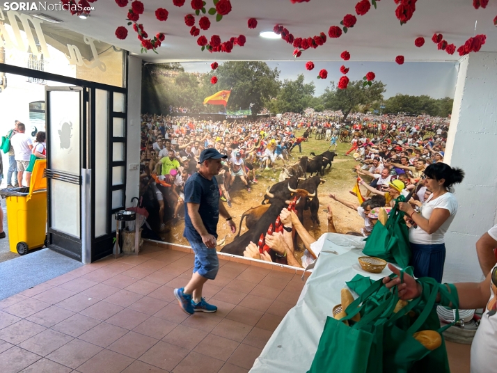 Fotos: Los sorianos acuden en masa a las cuadrillas para recoger sus tajadas del Domingo de Calderas