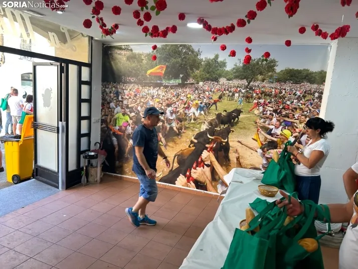 Fotos: Los sorianos acuden en masa a las cuadrillas para recoger sus tajadas del Domingo de Calderas