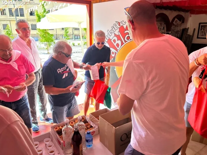 Fotos: Los sorianos acuden en masa a las cuadrillas para recoger sus tajadas del Domingo de Calderas