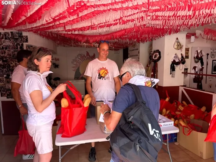 Fotos: Los sorianos acuden en masa a las cuadrillas para recoger sus tajadas del Domingo de Calderas