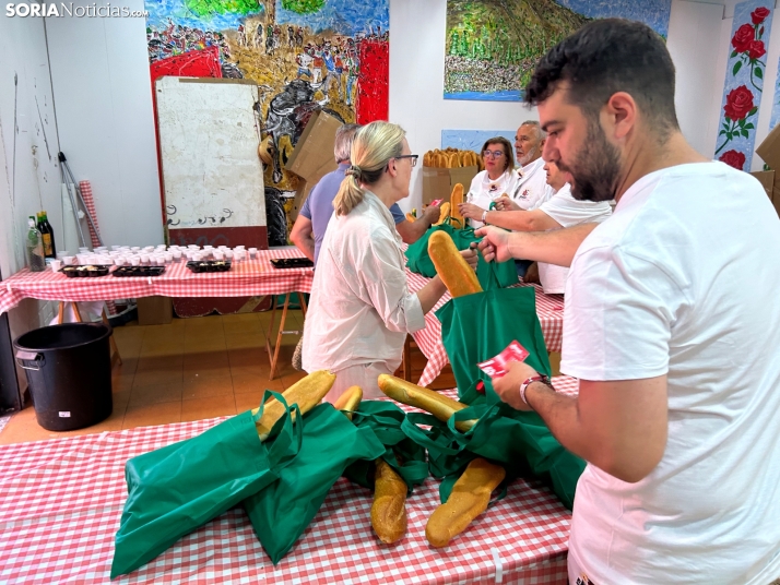 Fotos: Los sorianos acuden en masa a las cuadrillas para recoger sus tajadas del Domingo de Calderas