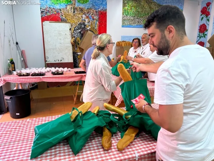 Fotos: Los sorianos acuden en masa a las cuadrillas para recoger sus tajadas del Domingo de Calderas