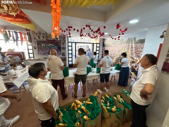 Fotos: Los sorianos acuden en masa a las cuadrillas para recoger sus tajadas del Domingo de Calderas