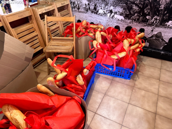 Fotos: Los sorianos acuden en masa a las cuadrillas para recoger sus tajadas del Domingo de Calderas