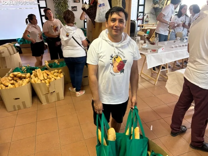 Fotos: Los sorianos acuden en masa a las cuadrillas para recoger sus tajadas del Domingo de Calderas