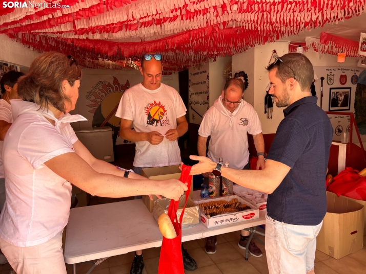Fotos: Los sorianos acuden en masa a las cuadrillas para recoger sus tajadas del Domingo de Calderas