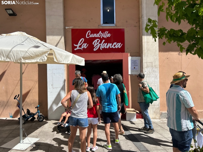 Fotos: Los sorianos acuden en masa a las cuadrillas para recoger sus tajadas del Domingo de Calderas