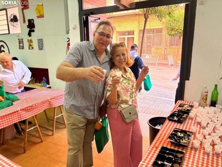 Fotos: Los sorianos acuden en masa a las cuadrillas para recoger sus tajadas del Domingo de Calderas