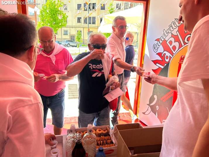 Fotos: Los sorianos acuden en masa a las cuadrillas para recoger sus tajadas del Domingo de Calderas