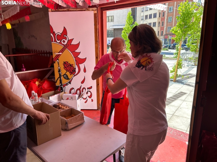 Fotos: Los sorianos acuden en masa a las cuadrillas para recoger sus tajadas del Domingo de Calderas