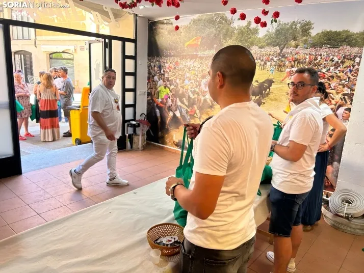 Fotos: Los sorianos acuden en masa a las cuadrillas para recoger sus tajadas del Domingo de Calderas