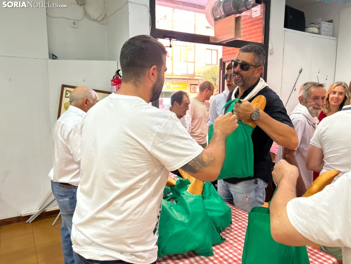 Fotos: Los sorianos acuden en masa a las cuadrillas para recoger sus tajadas del Domingo de Calderas