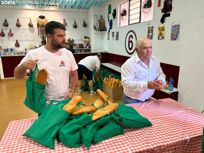 Fotos: Los sorianos acuden en masa a las cuadrillas para recoger sus tajadas del Domingo de Calderas