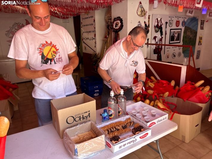 Fotos: Los sorianos acuden en masa a las cuadrillas para recoger sus tajadas del Domingo de Calderas