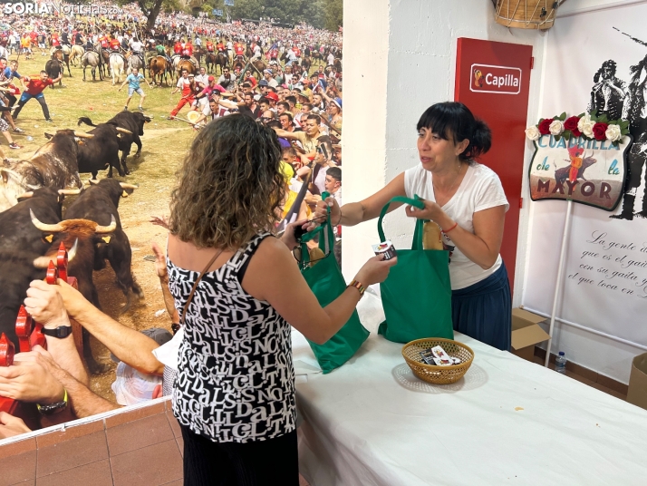 Fotos: Los sorianos acuden en masa a las cuadrillas para recoger sus tajadas del Domingo de Calderas