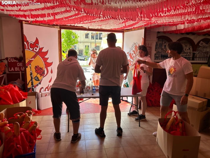 Fotos: Los sorianos acuden en masa a las cuadrillas para recoger sus tajadas del Domingo de Calderas