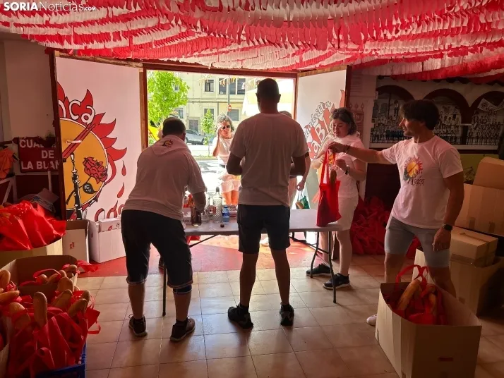 Fotos: Los sorianos acuden en masa a las cuadrillas para recoger sus tajadas del Domingo de Calderas