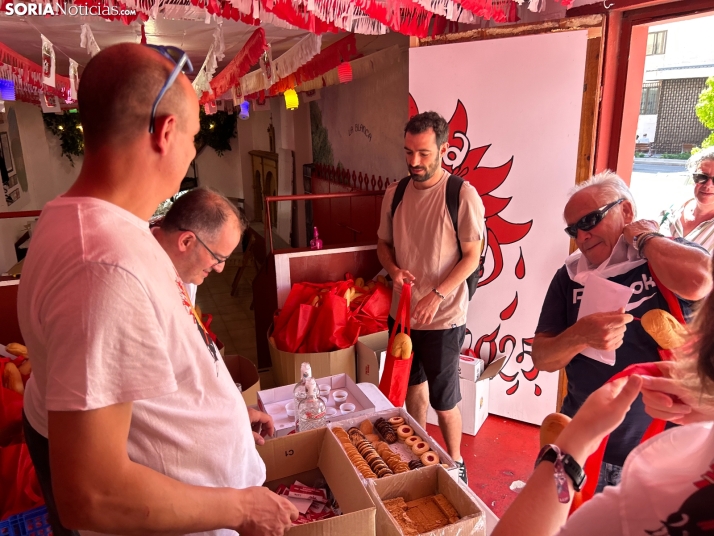 Fotos: Los sorianos acuden en masa a las cuadrillas para recoger sus tajadas del Domingo de Calderas