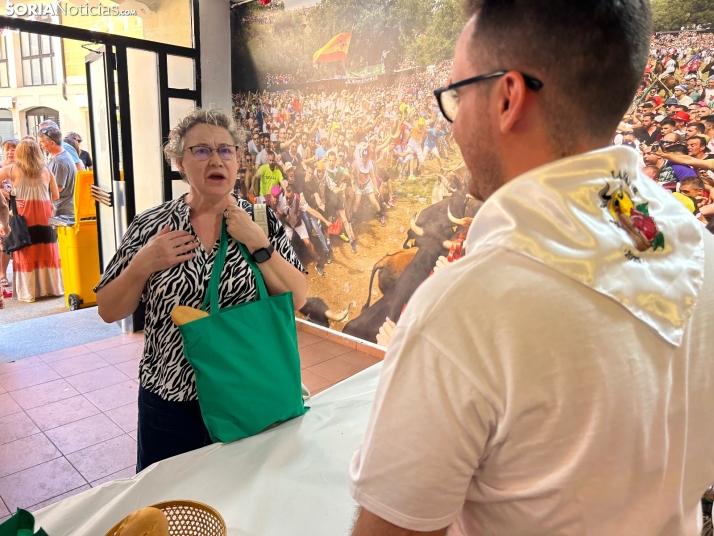 Fotos: Los sorianos acuden en masa a las cuadrillas para recoger sus tajadas del Domingo de Calderas