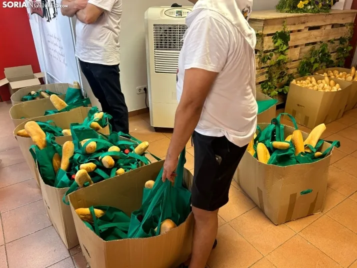 Fotos: Los sorianos acuden en masa a las cuadrillas para recoger sus tajadas del Domingo de Calderas