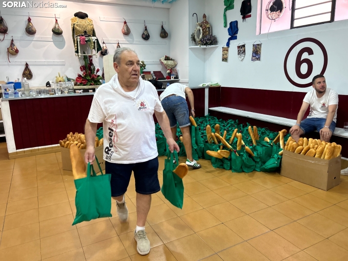 Fotos: Los sorianos acuden en masa a las cuadrillas para recoger sus tajadas del Domingo de Calderas