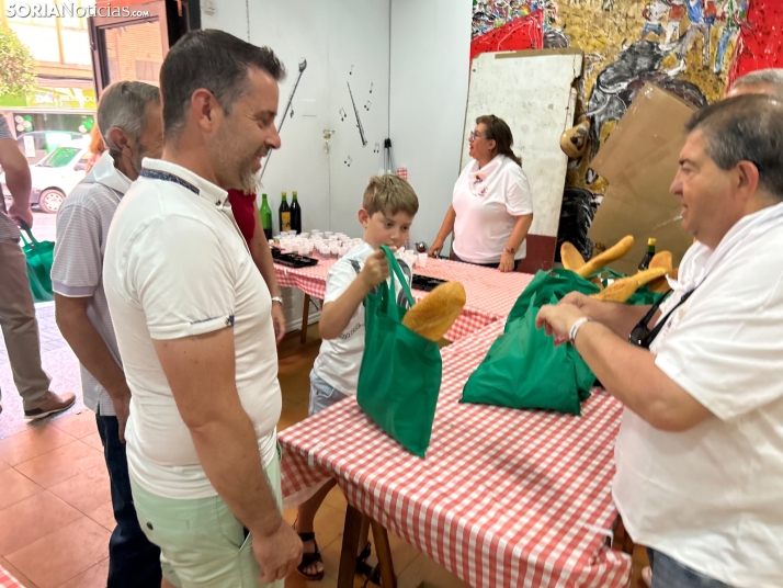 Fotos: Los sorianos acuden en masa a las cuadrillas para recoger sus tajadas del Domingo de Calderas