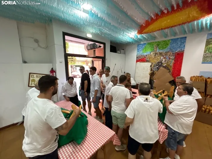 Fotos: Los sorianos acuden en masa a las cuadrillas para recoger sus tajadas del Domingo de Calderas
