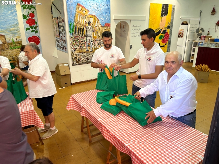 Fotos: Los sorianos acuden en masa a las cuadrillas para recoger sus tajadas del Domingo de Calderas