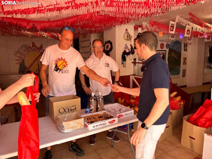 Fotos: Los sorianos acuden en masa a las cuadrillas para recoger sus tajadas del Domingo de Calderas