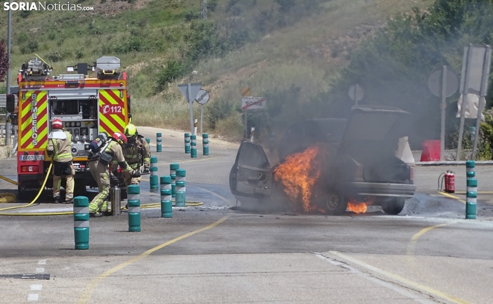Arde un vehículo en la carretera de Logroño