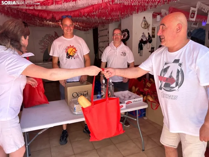 Fotos: Los sorianos acuden en masa a las cuadrillas para recoger sus tajadas del Domingo de Calderas