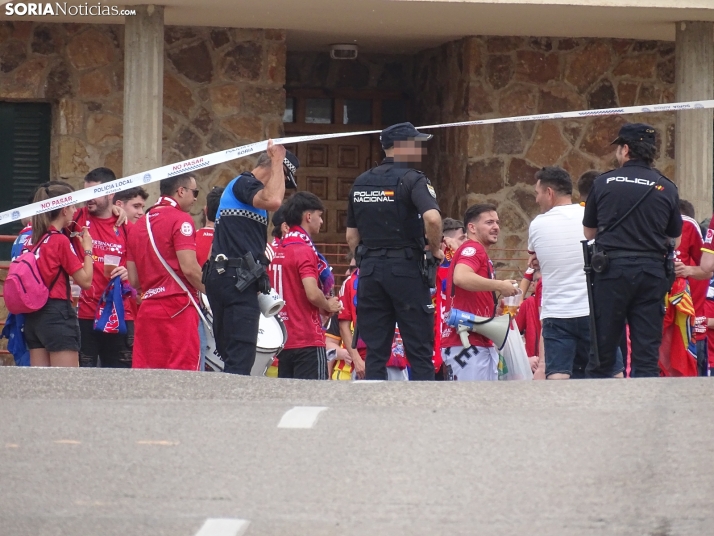 Una imagen del recibimiento a los jugadores del CD Numancia vs CD Teruel. /PC