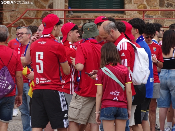 Una imagen del recibimiento a los jugadores del CD Numancia vs CD Teruel. /PC