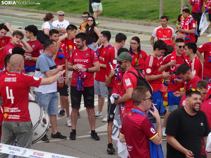 Una imagen del recibimiento a los jugadores del CD Numancia vs CD Teruel. /PC