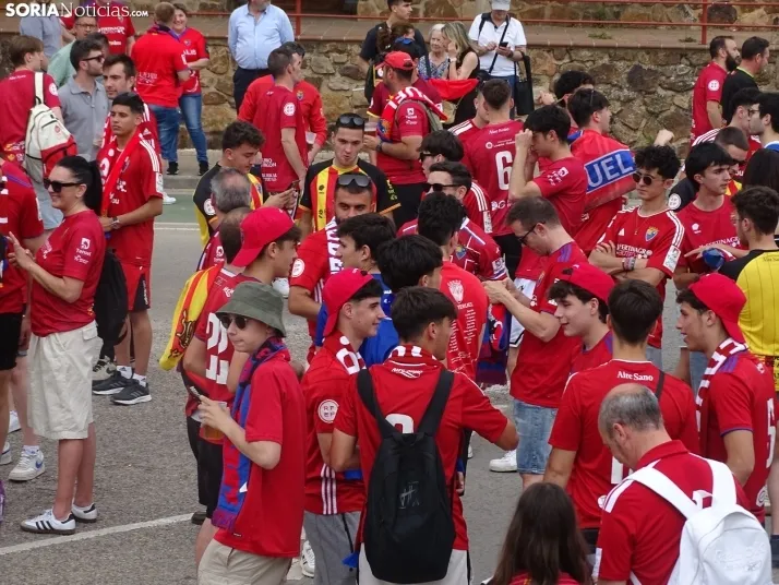 Una imagen del recibimiento a los jugadores del CD Numancia vs CD Teruel. /PC