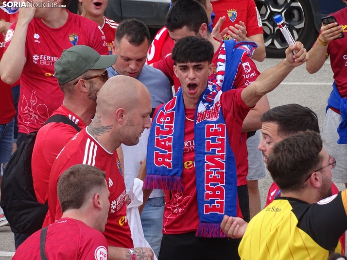 Una imagen del recibimiento a los jugadores del CD Numancia vs CD Teruel. /PC